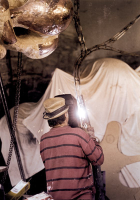 Lubo Kristek working on the sculpture Birth